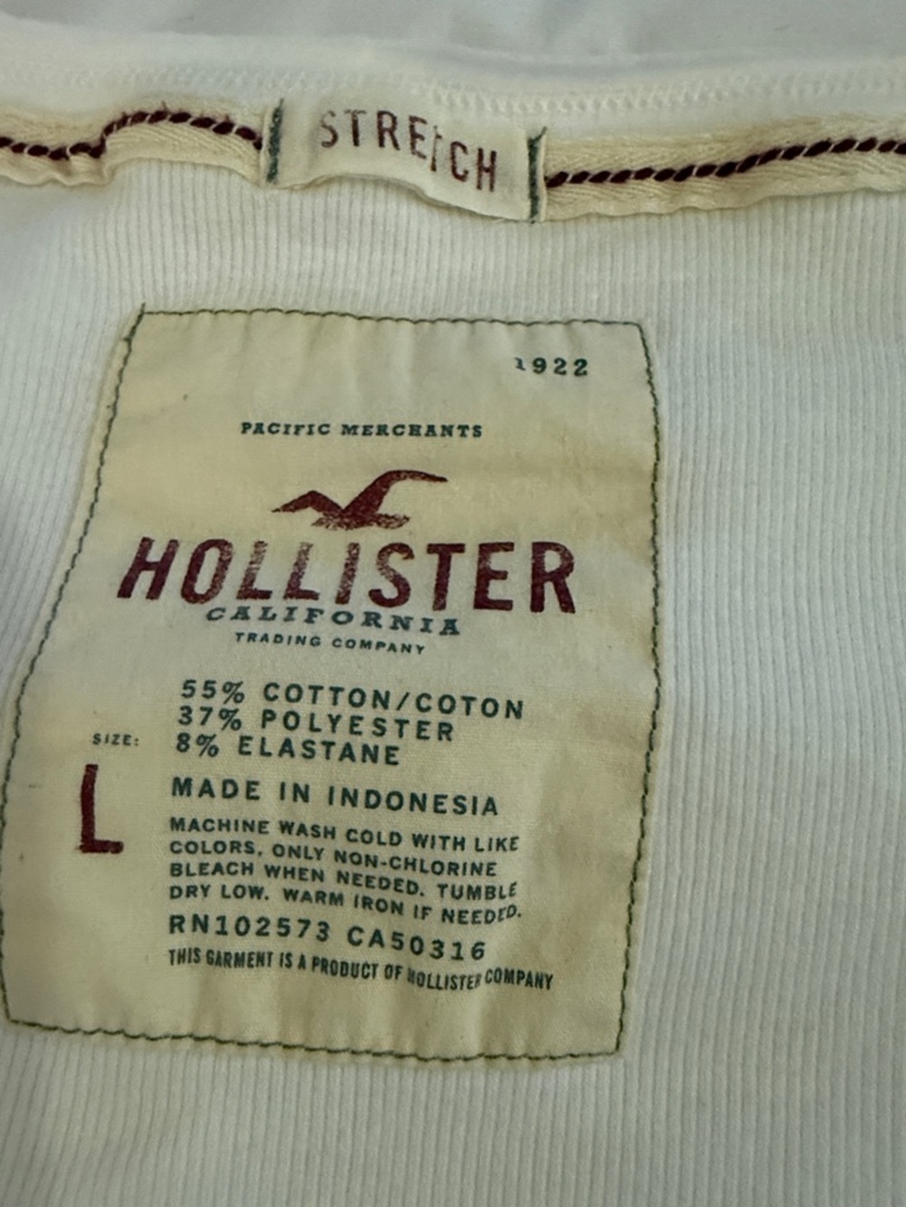 Hollister Cream V-Neck Ribbed Tee with Iconic Hollister Logo - Picture 3 of 4